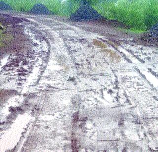 Turn off ST buses of 4 villages due to partial road | अर्धवट रस्त्यामुळे ४ गावांची एसटी बंद