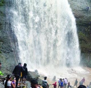 Due to lack of changing rooms, tourists are helpless | चेंजिंग रूम नसल्याने महिला पर्यटकांची कुचंबणा