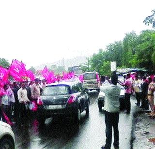 The movement of the peacocks on the Mumbai-Goa highway | मुंबई - गोवा महामार्गावर शेकापचे आंदोलन