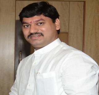 Dhananjay Munde with 111 wins! | धनंजय मुंडेंसह १११ जण ‘वाँटेड’!