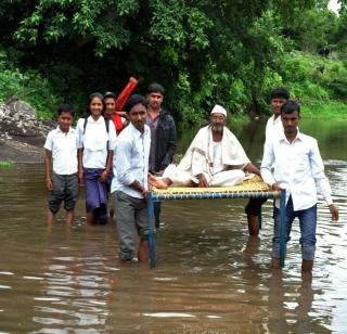 It is necessary to sit on the river crossing the river! | बाजेवर बसून करावी लागते नदी पार ! It is necessary to sit on the river crossing the river! | बाजेवर बसून करावी लागते नदी पार !