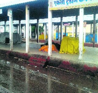 Businessmen's movement; Junk! | व्यापा-यांचे कामबंद आंदोलन; व्यवहार ठप्प! Businessmen's movement; Junk! | व्यापा-यांचे कामबंद आंदोलन; व्यवहार ठप्प!