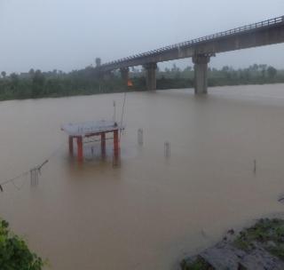 Rain retreat; Paanganga filled the pitch! | पावसाची रिपरिप कायम; पैनगंगा दुथडी भरून वाहली!