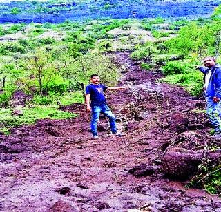 Outer bunds, the roads have been carried away | ओतूरला बंधारे, रस्ते गेले वाहून