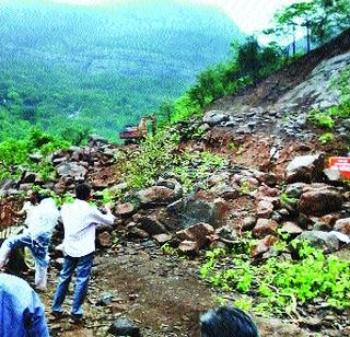 Malshej Ghat again damaged 13 quakes | माळशेज घाटात पुन्हा १३ दरडी कोसळल्या Malshej Ghat again damaged 13 quakes | माळशेज घाटात पुन्हा १३ दरडी कोसळल्या