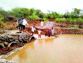 Heavy rains led to a road in Cornwall | जोरदार पावसाने कोनांबेत रस्ता गेला वाहून Heavy rains led to a road in Cornwall | जोरदार पावसाने कोनांबेत रस्ता गेला वाहून