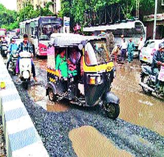 Due to the potholes, traffic congestion | खड्ड्यांमुळे वाहतुकीची कोंडी