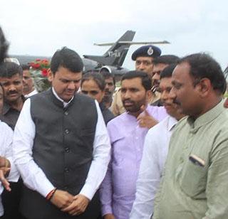 The Chief Minister temporarily stopped at the Solapur airport | सोलापूर विमानतळावर मुख्यमंत्री ताटकाळत थांबले