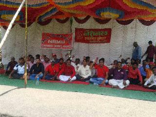 Dare movement for various demands | विविध मागण्यांसाठी धरणे आंदोलन Dare movement for various demands | विविध मागण्यांसाठी धरणे आंदोलन