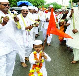 Poor city of Vitu | विठूच्या गजरात दुमदुमली नगरी