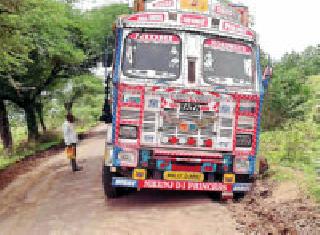 Vehicles sinking in the mud to the craggy route | खरांगणा ते कोंढाळी मार्गावर चिखलात रूतून बसतात वाहने