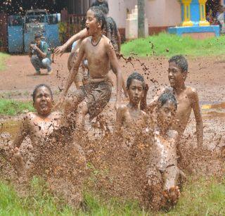 PHOTOS: Panam-colored mud in a village | PHOTOS: पणजी - माशेल गावात रंगला चिखलकाला