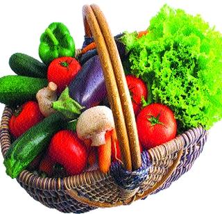 Budgetary housewives budget due to the hike of vegetables | भाज्यांच्या दरवाढीमुळे कोलमडले गृहिणींचे बजेट Budgetary housewives budget due to the hike of vegetables | भाज्यांच्या दरवाढीमुळे कोलमडले गृहिणींचे बजेट