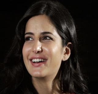 VIDEO: Katrina Kaif's entry on birthday for Mother's Birthday | VIDEO: वाढदिवसाचा मुहूर्त साधत कतरिना कैफची फेसबूकवर एंट्री