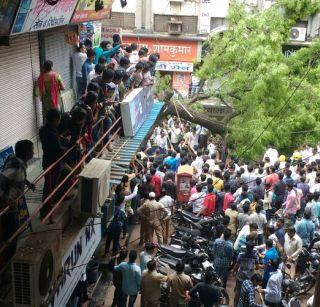 VIDEO: A trunky tree on a two-wheeler in Nashik, rescued after one hour | VIDEO : नाशिकमध्ये दुचाकीस्वारावर कोसळलं झाड, एका तासानंतर सुटका