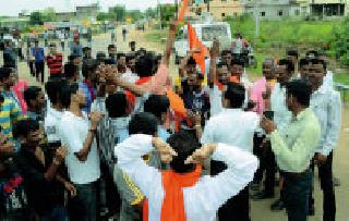 Withholding of fees due to Shiv Sena's protest | शिवसेनेच्या आंदोलनामुळे फी वाढ रद्द Withholding of fees due to Shiv Sena's protest | शिवसेनेच्या आंदोलनामुळे फी वाढ रद्द