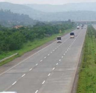 Execution of the runway on the expressway, the tourists going to the picnic | एक्सप्रेस वे वर आँईल सांडले, पिकनिकला निघालेल्या पर्यटकांचे हाल