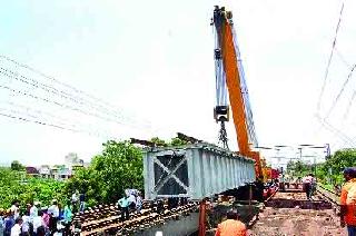 Completion of girder near Deolali railway station | देवळाली रेल्वेस्थानकाजवळ गर्डर बसविण्याचे काम पूर्ण