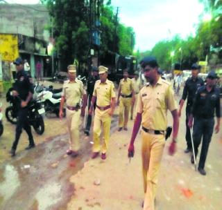 Stoning of police! | पोलिसांवर दगडफेक!