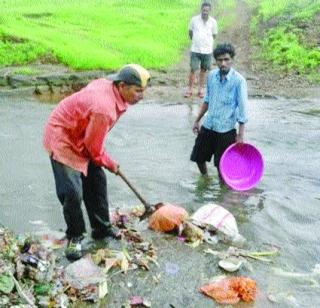 Umarolani garbage in Ulhas river | उमरोलीचा कचरा उल्हास नदीत