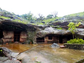 Catching the beauty of the rainy season | पोहाळे लेण्यांचे पावसाळ््यातील सौंदर्य मोहविणारे