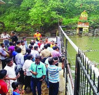 Thorny fence at Kondeshwar Falls in Badlapur | बदलापूरच्या कोंडेश्वर धबधब्याला आता काटेरी कुंपण