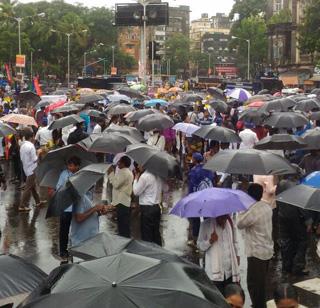 CST halted from half an hour due to blocking the route | रास्ता रोकोमुळे सीएसटी अर्ध्या तासापासून ठप्प