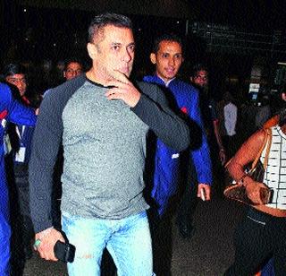 Why is Salman the time to use the same 'T-shirt'? | का आली सलमानवर एकच ‘टी-शर्ट’ वापरण्याची वेळ ?