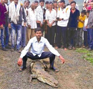 The person arrested on the back of the crocodile arrested! | मगरीच्या पाठीवर बसून सेल्फी काढणाऱ्या तरुणाला अटक !