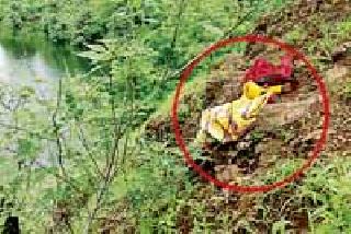 Maiden clothes found in the forest of Dhamangaon | धामणगावच्या जंगलात आढळले युवतीचे कपडे Maiden clothes found in the forest of Dhamangaon | धामणगावच्या जंगलात आढळले युवतीचे कपडे
