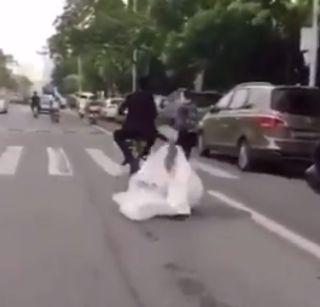 VIDEO: On the street lying down on the street, Mrs. Paddev was stunned to run the bike | VIDEO: बायको पडली रस्त्यावर, पतीदेव मात्र बाईक चालवण्यात दंग