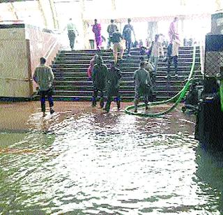 Underground water in Khandeshwar station | खांदेश्वर स्थानकातील भुयारी मार्ग पाण्यात Underground water in Khandeshwar station | खांदेश्वर स्थानकातील भुयारी मार्ग पाण्यात