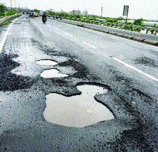 Victims of the contract engineer's patchwork | ठेका अभियंत्यांचा खड्डेप्रकरणी बळी Victims of the contract engineer's patchwork | ठेका अभियंत्यांचा खड्डेप्रकरणी बळी