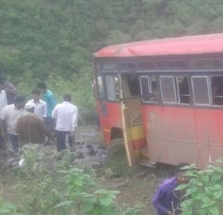 Bari Ghat, bus collapses, luckily avoided life, three passenger minor injuries | बारी घाटात बस दरीत कोसळली, सुदैवाने जीविहानी टळली, तीन प्रवाशी किरकोळ जखमी