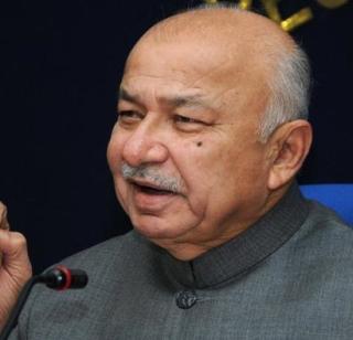 It is unclear who wants to do Sushilkumar Shinde's program | सुशीलकुमार शिंदे यांच्या सत्काराचा कार्यक्रम कोणी करायचा हेच अस्पष्ट