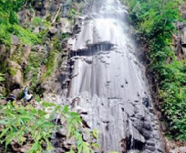 Catchy waterfall .. | आकर्षक धबधबा..