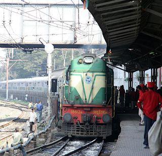 Pune - Railway service disrupts due to bad signal system | पुणे - सिग्नल यंत्रणा खराब झाल्याने रेल्वे सेवा विस्कळीत