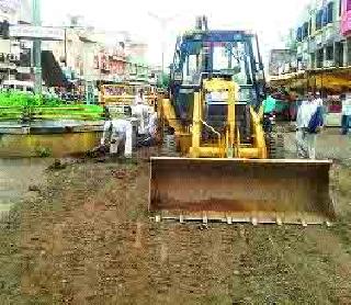 Abhuna has made temporary pits to the pits | अभोणा चौफुलीवरील खड्ड्यांना केला तात्पुरता मुलामा