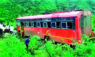 Due to break failure, the bus gutted | ब्रेक निकामी झाल्याने बस दरीत