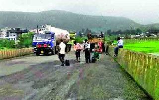 Dressing band of Ghoti-Sinnar road | घोटी-सिन्नर रस्त्याची भरपावसात मलमपट्टी