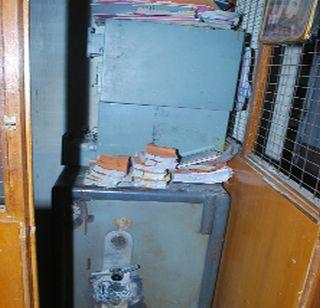 DDCC bank breaks Nigam branch's locker, 88 thousand laps | डीडीसीसी बँकेच्या नगाव शाखेची तिजोरी फोडून ८८ हजार लंपास