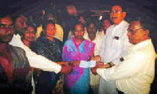 The family of 'Virendra Jagtap' | ‘त्या’ कुटुंबाला वीरेंद्र जगताप यांचा आधार The family of 'Virendra Jagtap' | ‘त्या’ कुटुंबाला वीरेंद्र जगताप यांचा आधार
