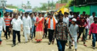 मुख्य रस्त्यासाठी नांदगांवात चक्काजाम