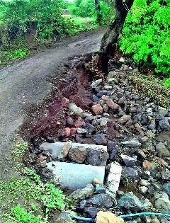 Bhure, Vithivadi went on the road | भऊर, विठेवाडी रस्ता गेला वाहून Bhure, Vithivadi went on the road | भऊर, विठेवाडी रस्ता गेला वाहून
