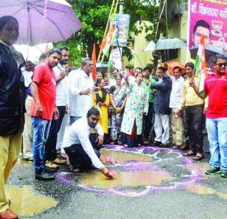 A rally against the potholes | खड्ड्यांविरोधात पालिकेवर मोर्चा