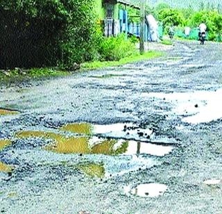 Road blocks of Murud taluka | मुरुड तालुक्यातील रस्त्यांची चाळण