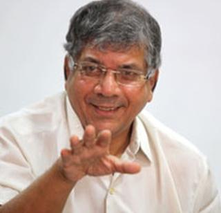 No copper color in Kopardi case: Prakash Ambedkar | कोपर्डी प्रकरणाला जातीय रंग नको : प्रकाश आंबेडकर