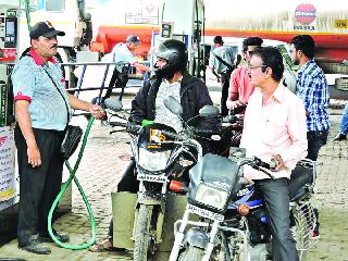 Whose helmets get tired of someone else's throat ... | कोणाचं हेल्मेट अडगळीत तर कोणाचं गंजलेलं...