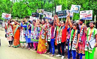 NCP's Yuvati Congress attacks | राष्ट्रवादी युवती कॉँग्रेसचा हल्लाबोल NCP's Yuvati Congress attacks | राष्ट्रवादी युवती कॉँग्रेसचा हल्लाबोल