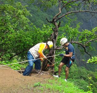 Success to save the tourists in the valley | खंडाळ्यात दरीत पडलेल्या पर्यटकाला वाचविण्यात यश